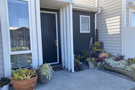 Photo of property in 79 Karepiro Drive, Stanmore Bay, Whangaparaoa, 0932