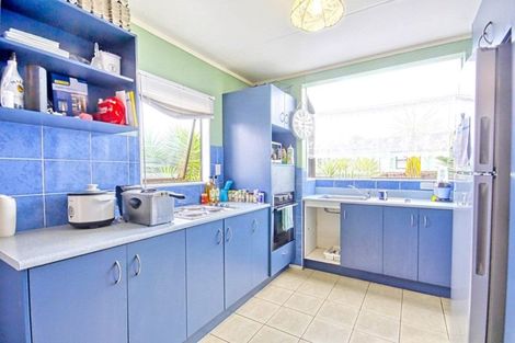 Photo of property in 28 Dungarvon Place, Clendon Park, Auckland, 2103