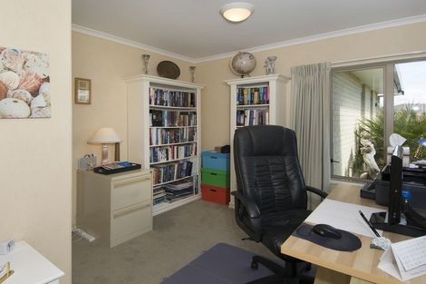 Photo of property in 1 Mcleod Place, Papamoa Beach, Papamoa, 3118