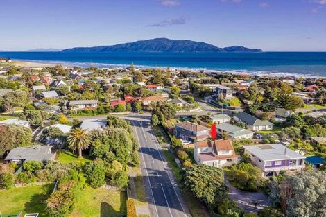 Photo of property in 1 Goldie Place, Waikanae Beach, Waikanae, 5036