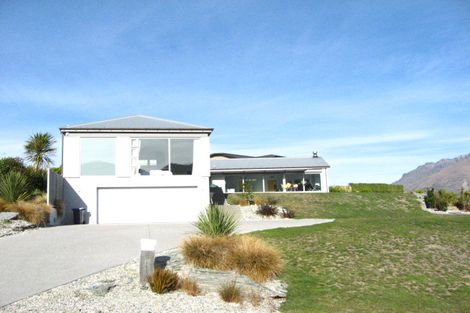 Photo of property in 10 Milward Place, Kelvin Heights, Queenstown, 9300