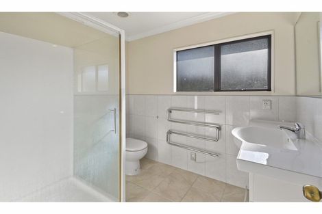 Photo of property in 32 Piper Place, Goodwood Heights, Auckland, 2105