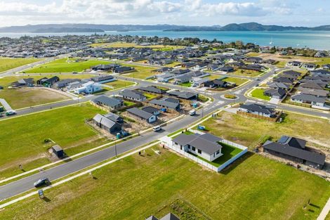 Photo of property in 21 Te Piriti Road, One Tree Point, 0118