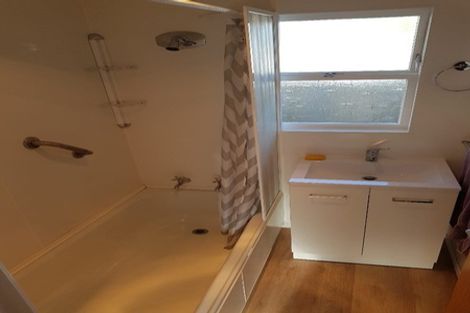 Photo of property in 2/5 Moana Avenue, Belmont, Auckland, 0622