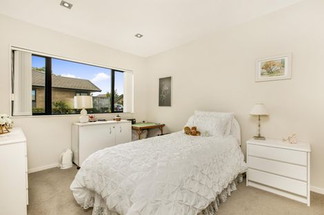 Photo of property in 46 Royalle Mews, Botany Downs, Auckland, 2010