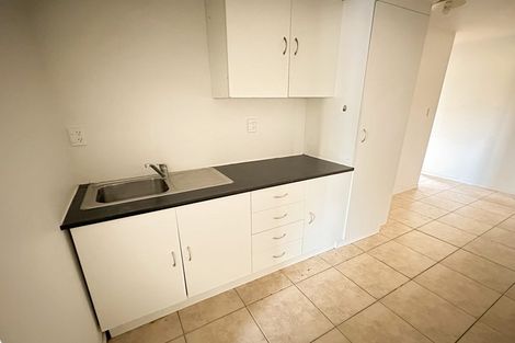 Photo of property in 4 Staveley Avenue, Mount Roskill, Auckland, 1041