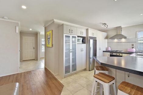 Photo of property in 17 Belfry Place, Wattle Downs, Auckland, 2103