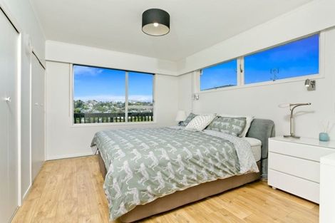 Photo of property in 2/33 Hyde Road, Rothesay Bay, Auckland, 0630