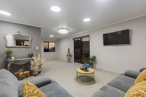 Photo of property in 2 Anna Lane, Glen Eden, Auckland, 0602