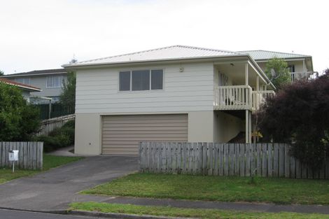Photo of property in 2/32 Elizabeth Drive, West Harbour, Auckland, 0618