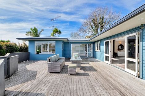 Photo of property in 4 Weatherly Road, Torbay, Auckland, 0630