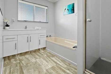 Photo of property in 15 Hocken Place, Mangere Bridge, Auckland, 2022