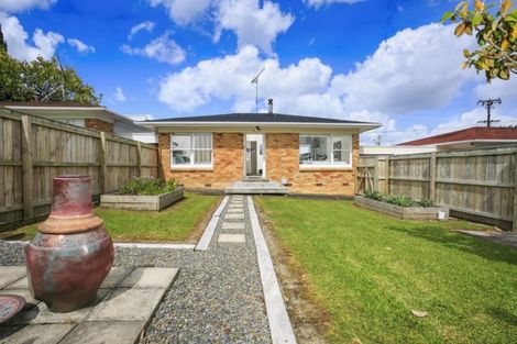 Photo of property in 2/50 Cheval Drive, Totara Vale, Auckland, 0629