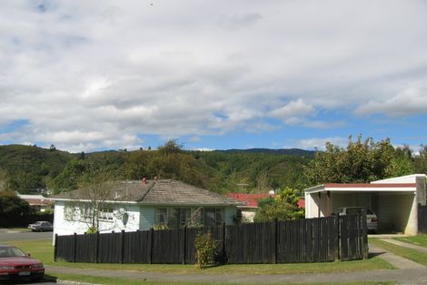 Photo of property in 5 Speargrass Grove, Timberlea, Upper Hutt, 5018
