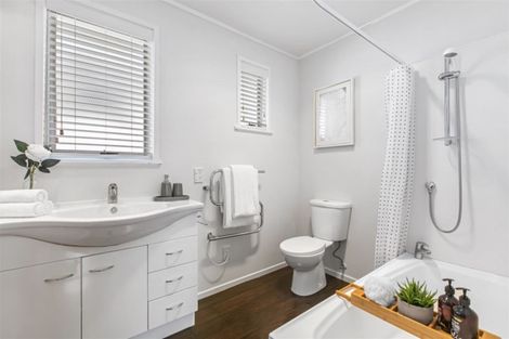 Photo of property in 52 Ravenwood Drive, Forrest Hill, Auckland, 0620