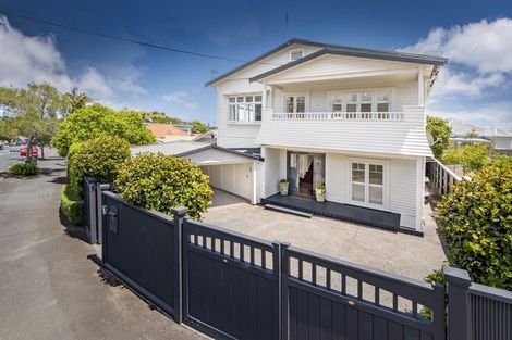 Photo of property in 111 Vauxhall Road, Narrow Neck, Auckland, 0624