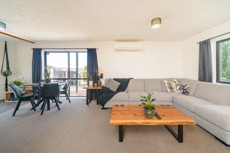 Photo of property in 32 Suzanne Grove, Kelvin Grove, Palmerston North, 4414