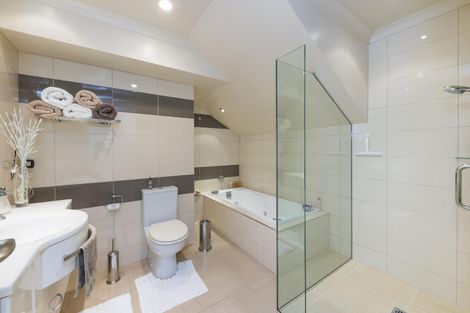 Photo of property in 7 Fairway Grove, Hokowhitu, Palmerston North, 4410