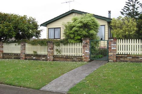 Photo of property in 1/2 Ridgemount Rise, Mangere Bridge, Auckland, 2022