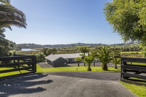 Photo of property in 87 Whangaparaoa Road, Red Beach, 0932