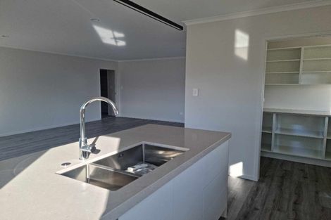 Photo of property in 10 Ronomor Place, Whitianga, 3510