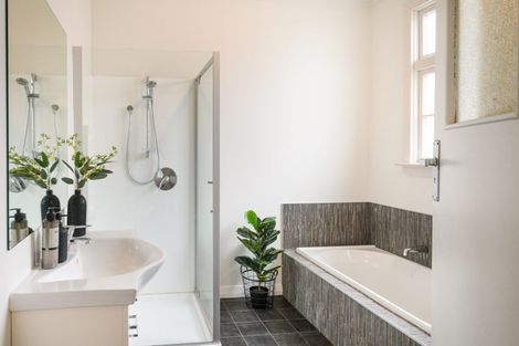 Photo of property in 32 Pahiatua Street, Hokowhitu, Palmerston North, 4410