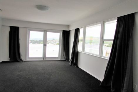 Photo of property in 30 Brooker Grove, Newlands, Wellington, 6037