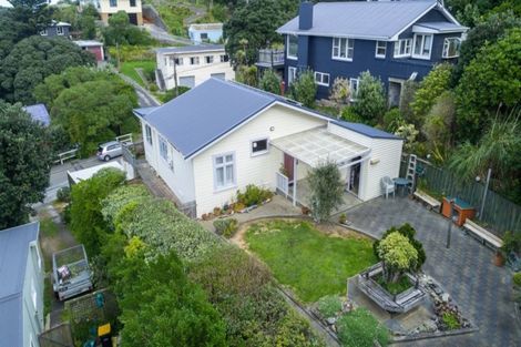 Photo of property in 16 Cave Road, Houghton Bay, Wellington, 6023