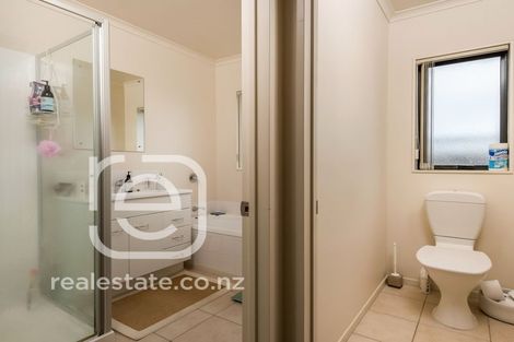 Photo of property in 2 Saralee Drive, Manurewa, Auckland, 2105