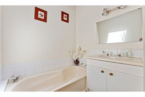 Photo of property in 2/74 Cockayne Crescent, Sunnynook, Auckland, 0620