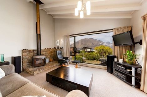 Photo of property in 18 Poplar Drive, Kelvin Heights, Queenstown, 9300