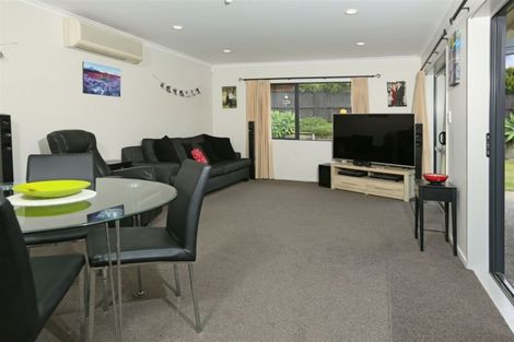 Photo of property in 17 Reybert Place, Massey, Auckland, 0614