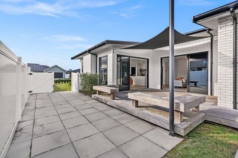 Photo of property in 20 Maturiki Drive, One Tree Point, 0118