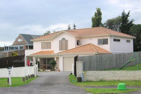 Photo of property in 16 Macadamia Close, Goodwood Heights, Auckland, 2105