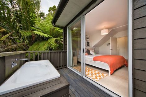 Photo of property in 21 Rayner Road, Piha, New Lynn, 0772