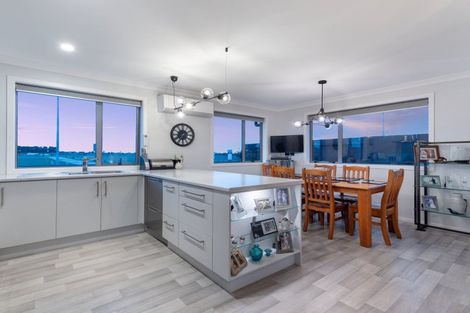 Photo of property in 32 Sabre Street, Papamoa Beach, Papamoa, 3118