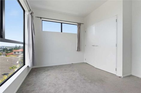 Photo of property in 8/233 Great North Road, Henderson, Auckland, 0612
