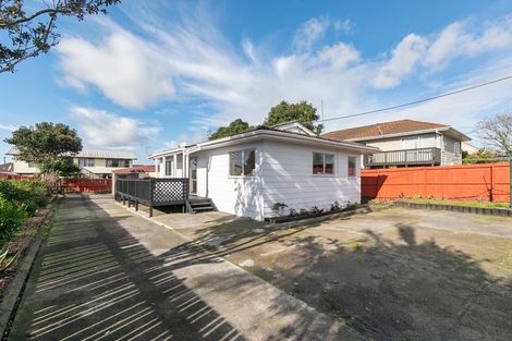 Photo of property in 40 Beach Road, Te Atatu Peninsula, Auckland, 0610