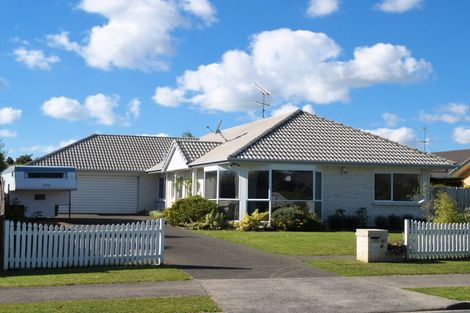 Photo of property in 61 Frank Nobilo Drive, Golflands, Auckland, 2013