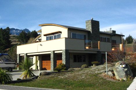 Photo of property in 14 Milward Place, Kelvin Heights, Queenstown, 9300