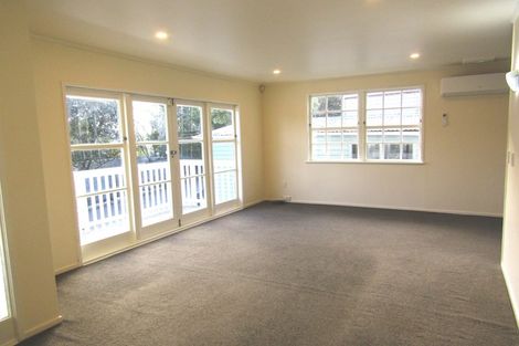 Photo of property in 1/12 Vonnell Place, Birkdale, Auckland, 0626