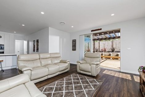 Photo of property in 8 Taraire Place, Orewa, 0931