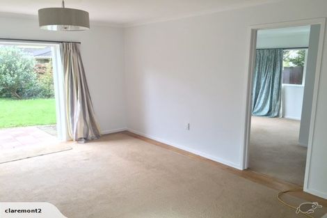 Photo of property in 24 Holdaway Avenue, Northcote, Auckland, 0627