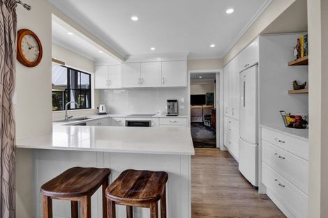 Photo of property in 48 Kairau Road West, Sentry Hill, New Plymouth, 4373