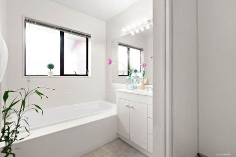 Photo of property in 11 Lochend Place, Highland Park, Auckland, 2010