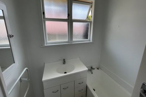 Photo of property in 12 Gill Avenue, Te Atatu Peninsula, Auckland, 0610