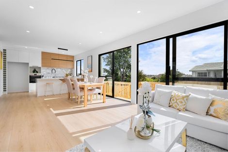 Photo of property in 16 Exmouth Road, Northcote, Auckland, 0627