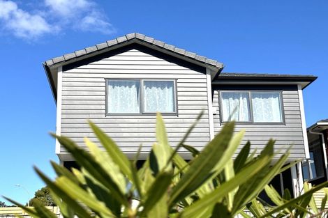 Photo of property in 25a Borrowdace Avenue, Botany Downs, Auckland, 2010