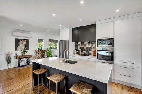 Photo of property in 18 Karaka Road, Kawakawa Bay, Papakura, 2585