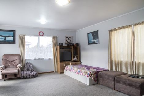 Photo of property in 1/39 Woodcote Drive, Glenfield, Auckland, 0629